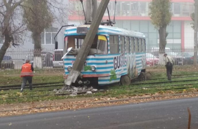 Трамвай в Одессе слетел с рельсов и с разгону въехал в столб (фото)