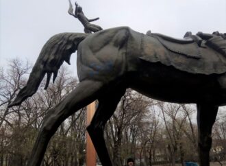 В Одессе пострадал от рук вандалов памятник коню казачьего атамана (фото)