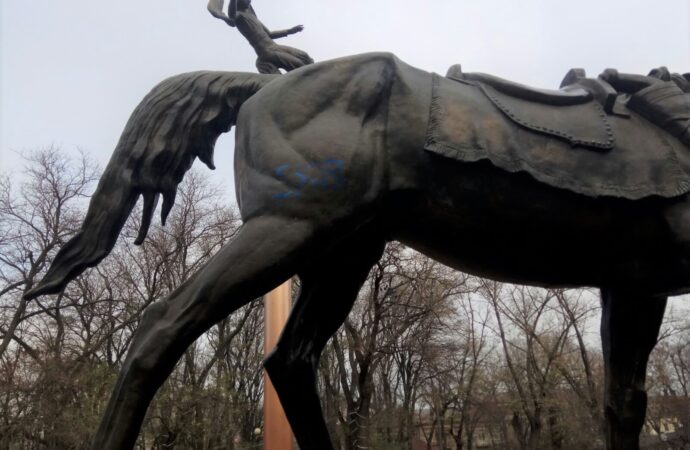 В Одессе пострадал от рук вандалов памятник коню казачьего атамана (фото)