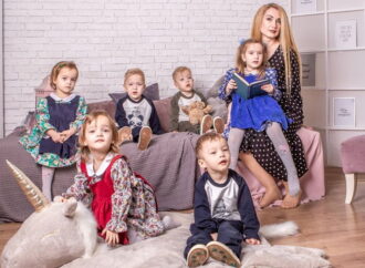 Семейству одесских пятерняшек подарили новое просторное жилье