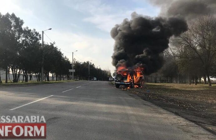 В Одесской области по дороге на задержание у полицейских загорелось авто (фото)