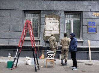 В Одессе замуровали стену на месте снесенного барельефа маршалу Жукову