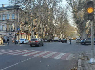 В прятки больше не играем: коммунальщики в центре Одессы установили новый светофор