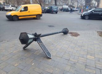 В Одессе рухнул ржавый уличный фонарь