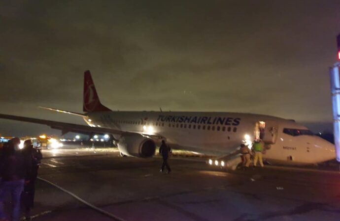 У Міжнародному аеропорту Одеса літак здійснив аварійну посадку: зламалася передня стійка шасі