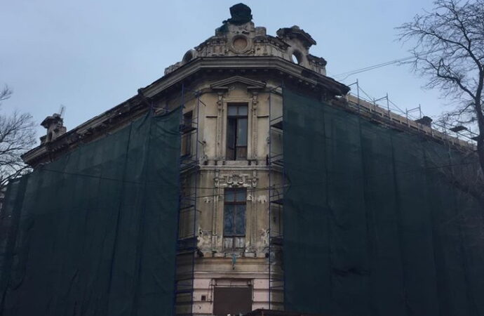 Во время реставрации в Одессе повредили старинную лепнину исторического дома
