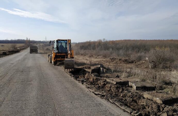 Погода в помощь: на севере одесского региона готовятся к ремонту трассы (фото)