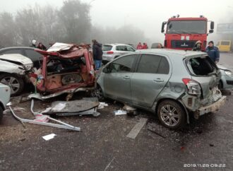 На окраине Одессы столкнулось 11 машин: пострадали люди