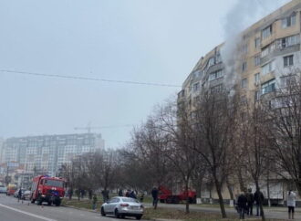 Дым столбом: на одесском поселке Котовского горит квартира в высотке (видео)