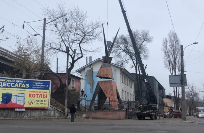 «Вогонь-Баба»: в Одесі встановили 13-ти метрову футуристичну скульптуру (відео)