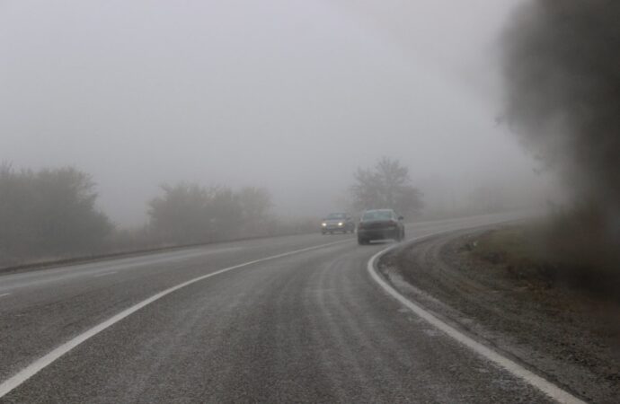 На дорогах мінімальна видимість, будьте уважні: Одеську область огорне густий туман