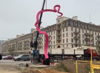В Одесі встановили десятиметровий арт-об’єкт «Донька»: це перший профіль із серії «Сім’я»  (відео)