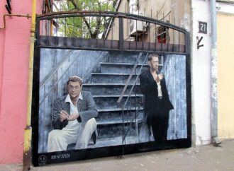 Картина маслом: на воротах старого одесского дома “поселились” Давид Маркович с Фимой