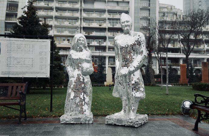 “Зеркальные люди” в элитном районе Одессы охраняют семейные ценности