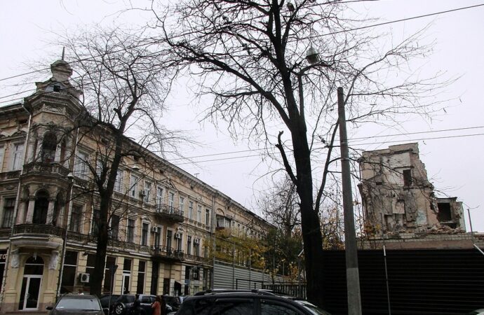 Одесская улица Княжеская: особнячки-оградочки, трещинки-руиночки (фото)