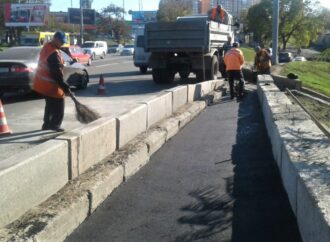 Коммунальщики отремонтировали мост возле одесского автовокзала