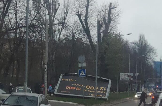 Большой рекламный щит обвалился неподалеку от двух одесских школ