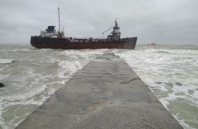 Танкер у берегов Одессы: судовладелец запрещает экипажу эвакуироваться