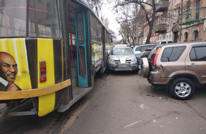 В центре Одессы трамвай «смял» легковушку, повреждены еще 3 авто