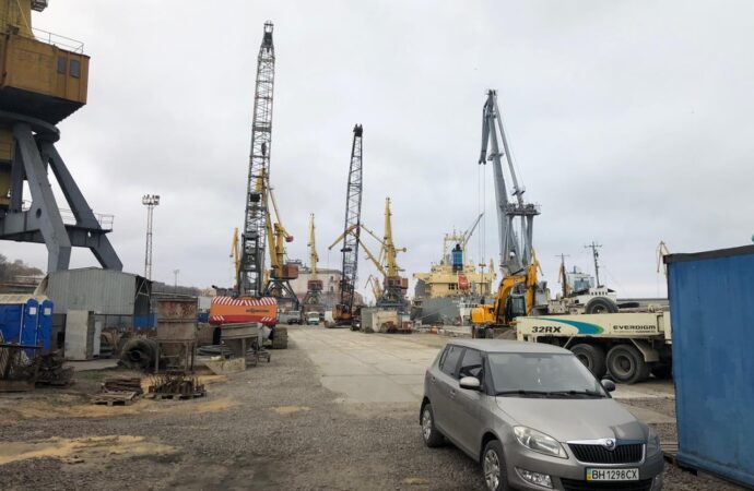 Три порта Одесской области ограничили грузовые операции из-за дождя
