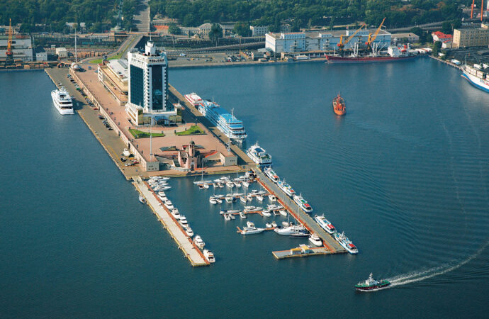 Одеський та Чорноморський порти планують тимчасово передати у користування приватникам