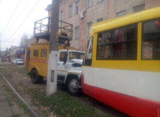 В Одессе столкнулись трамвай и спецавто «Горэлектротранса» (фото)