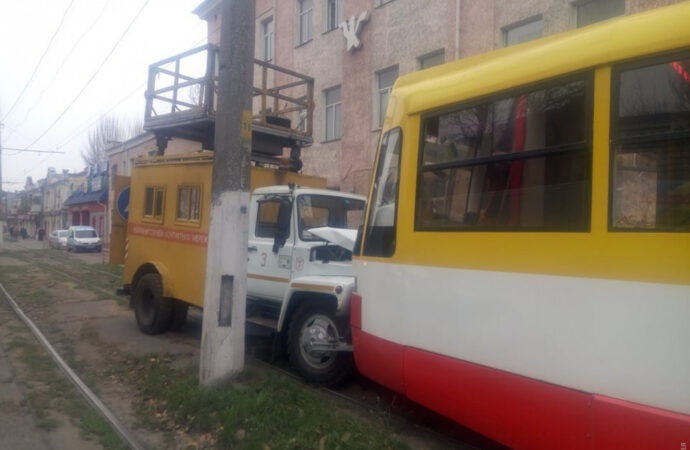 В Одессе столкнулись трамвай и спецавто «Горэлектротранса» (фото)