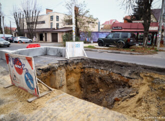 Будьте осторожны: посреди улицы в Одессе появился огромный котлован (фото)