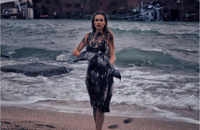 Фотограф из Одессы борется за экологию снимками на фоне затонувшего танкера