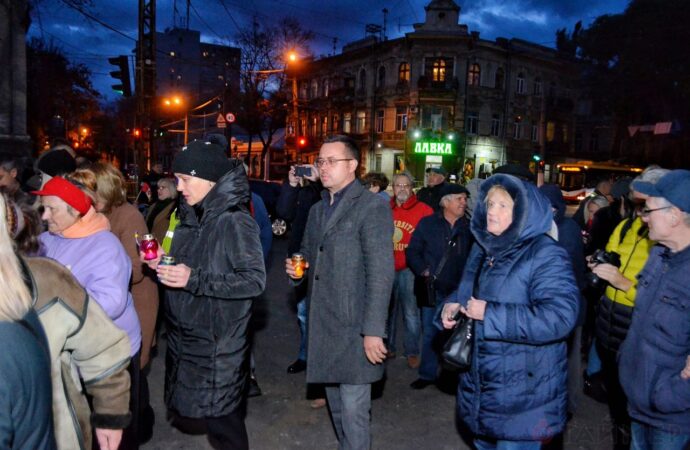 На реквиеме по маршалу Жукову в Одессе засветили лампадки и сожгли цветы (фото, видео)