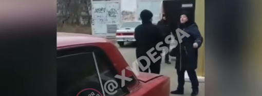 Дралась и ругалась матом: в Одессе засняли недостойное поведение правоохранителя (видео)