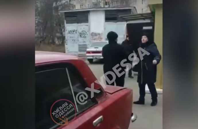 Дралась и ругалась матом: в Одессе засняли недостойное поведение правоохранителя (видео)
