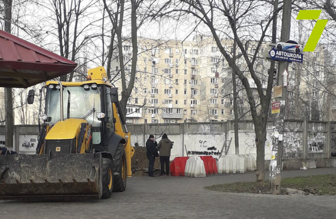 Вопреки судебному запрету: в Одессе возобновили стройку на месте детсада (фото, видео)