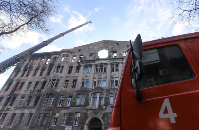 Часть пылавшего в Одессе здания снесут: горожан предупредили о перекрытии движения в центре (видео)