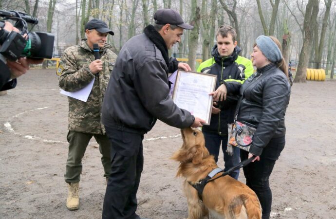 Кинологи в Одессе подарили незрячей горожанке собаку-поводыря (фото)