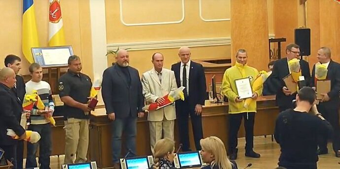 В Одессе наградили водолазов, которые помогли спасти экипаж затонувшего судна Delfi