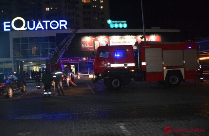 В Одессе пылал ресторан в торговом центре (фото, видео)