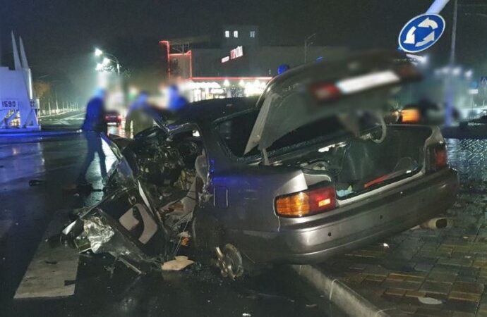 После аварии в Одесской области водителя из авто вырезали спасатели (фото)
