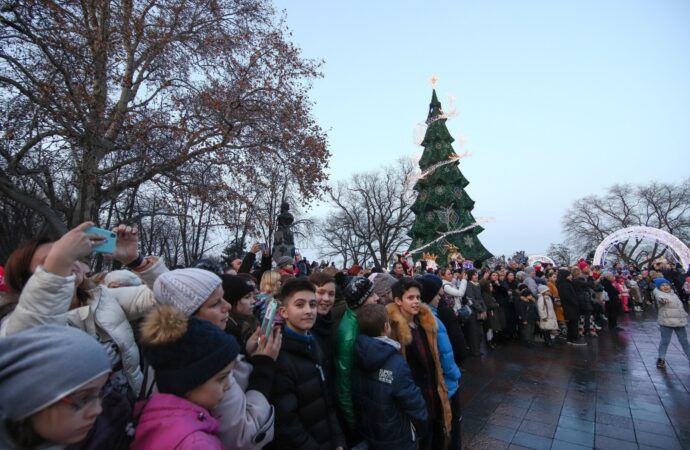 В Одесі відкрили головну новорічну ялинку міста (фото)