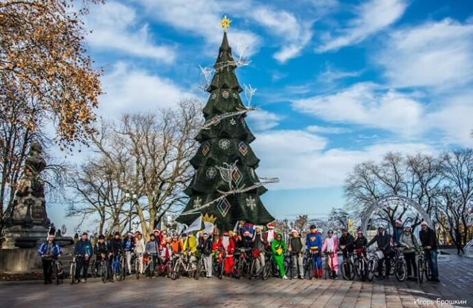 Санти на велосипедах: одеські спортсмени провели новорічну благодійну акцію (фото)