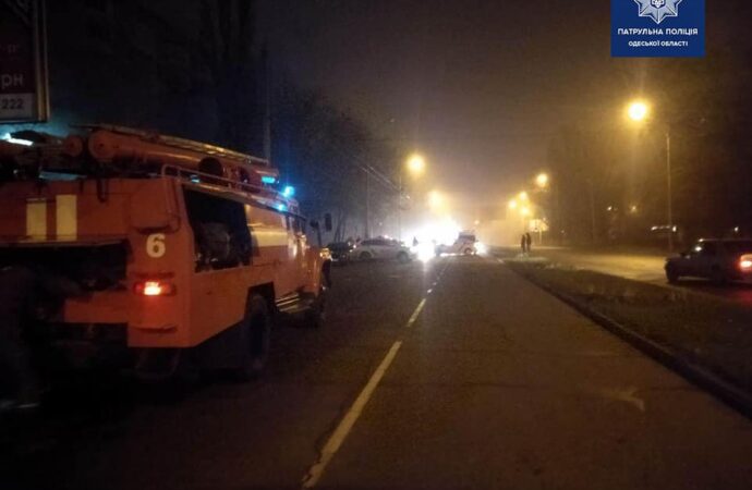 Подожгли на глазах у полицейских: в Одессе пылал автомобиль (видео)