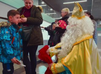 У Міжнародному аеропорту Одеса зустрічали Святого Миколая з літака (відео)