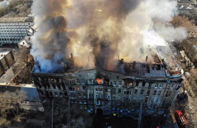 Є загроза завалення стін: для ліквідації пожежі в Одеському коледжі прибуде спецзагін з Києва