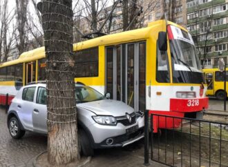 В Одессе автолюбительница на легковушке застряла между деревом и трамваем