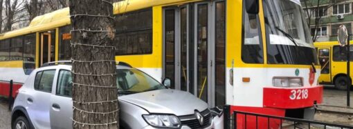 В Одессе автолюбительница на легковушке застряла между деревом и трамваем