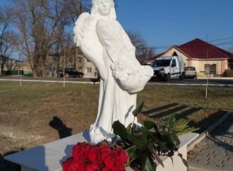 Яногол з квітами: на Одещині встановили пам’ятник Дарині Лук’яненко