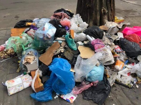 Одесситы устроили посреди улицы свалку и “топят” центр города в мусоре (фото)
