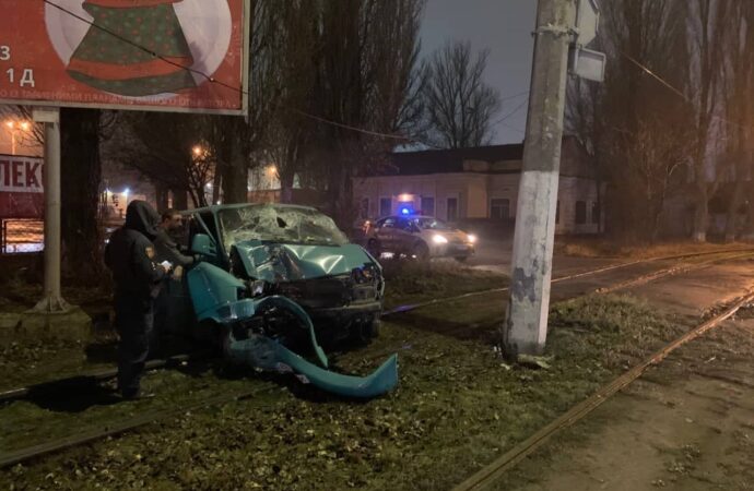 На одесском поселке Котовского автомобилист въехал в столб: погиб человек