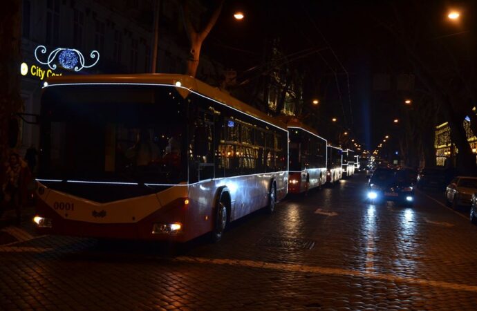 Транспорт з підсвіткою і Діди Морози за кермом: як в Одесі минув новорічний парад тролейбусів (фото)