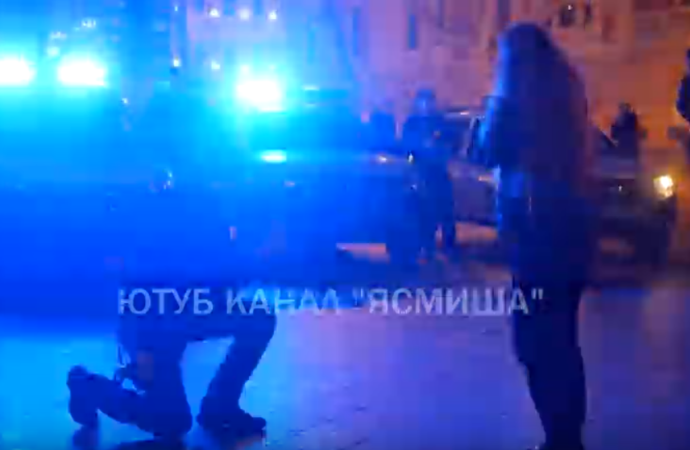 В Одессе правоохранитель удивил народ, позвав девушку замуж у главной елки города (видео)